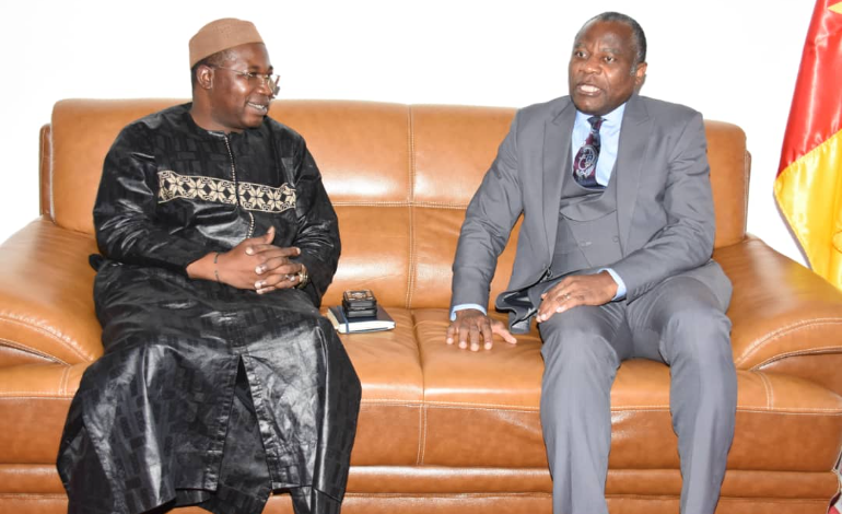 Nouhoum Sangar&eacute; re&ccedil;u par James Mouangue Kobila